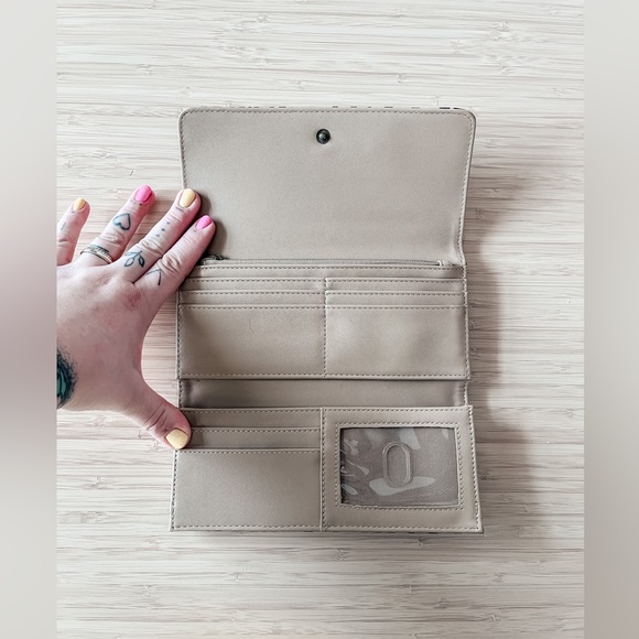 universal thread | wallet - Picture 2 of 2